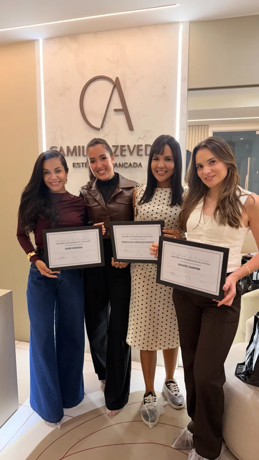 Alunas com certificados da formação